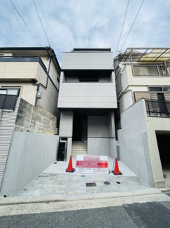 【駐車場】 | 灘区篠原中町４丁目　新築戸建て | ◆ 車庫
ゆとりあるサイズで駐車しやすい。