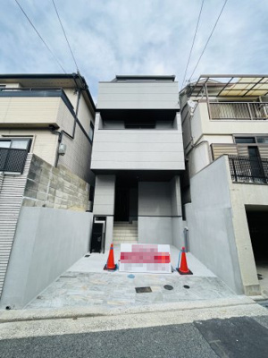 【駐車場】 | 灘区篠原中町４丁目　新築戸建て | ◆ 車庫
ゆとりあるサイズで駐車しやすい。