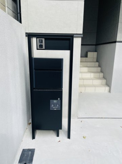 【その他】 | 灘区篠原中町４丁目　新築戸建て | ◆ 宅配ボックス付きポスト
不在時でも荷物を受け取れる宅配ボックス一体型ポストを採用。共働き世帯・ネット通販の多いご家庭にも便利な設備。