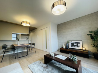 【居間・リビング】 | 灘区篠原中町４丁目　新築戸建て | 二面採光でどの時間帯も明るく、風が心地よく通り抜ける快適なリビング空間。