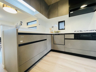 【キッチン】 | 灘区篠原中町４丁目　新築戸建て | 広々とした作業スペースのL型キッチン。
パントリー・ストック棚・備え付けカップボード完備で収納力抜群。