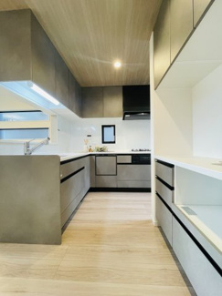 【キッチン】 | 灘区篠原中町４丁目　新築戸建て | 広々とした作業スペースのL型キッチン。パントリー・ストック棚・備え付けカップボード完備で収納力抜群。