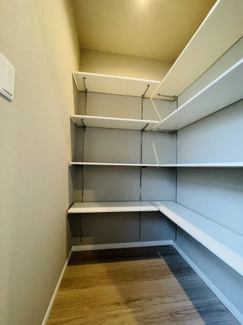 【収納】 | 灘区篠原中町４丁目　新築戸建て | 広々とした作業スペースのL型キッチン。パントリー・ストック棚・備え付けカップボード完備で収納力抜群。