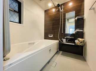 【浴室】 | 灘区篠原中町４丁目　新築戸建て | ◆ 浴室
窓付きで自然換気ができる浴室。湿気がこもりにくく快適に使用できます。