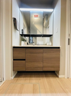 【独立洗面台】 | 灘区篠原中町４丁目　新築戸建て | ◆ 洗面室
タオル・洗剤・リネン類のストックに便利な収納棚付きで、片付けやすい洗面スペース。