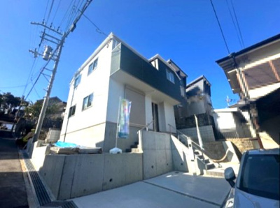 【外観】 | Terrechez豊中市東豊中町1期 | 限定1棟！南西側道路で陽当り良好。幼稚園や小学校、公園が徒歩圏内で子育て世帯にもオススメ！(2025年11月24日撮影)