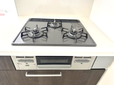 【キッチン】 | Terrechez豊中市東豊中町1期 | うれしいグリル付き3口コンロ！煮込み料理をしながら、焼き物や汁物などをパパパッとお料理可能です。