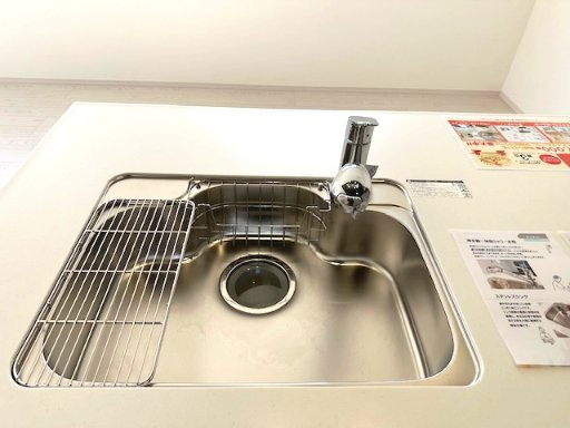 【キッチン】 | Terrechez豊中市東豊中町1期 | 広々シンクは大きなまな板やフライパンが洗える余裕の広さ！シャワー水栓でシンクのお手入れもラクに行えます。