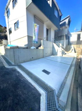 【駐車場】 | Terrechez豊中市東豊中町1期 | カースペース1台分有(車種による)！道路と敷地に高低差がないため、お車の出し入れがスムーズに行えます。