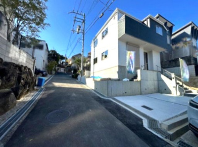 【前面道路含む現地写真】 | Terrechez豊中市東豊中町1期 | 落ち着きある住宅街、第一種低層住居専用地域内。スーパーやドラッグストアも近く、日々のお買物に便利！
