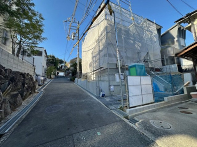 【前面道路含む現地写真】 | Terrechez豊中市東豊中町1期 | 落ち着きある住宅街、第一種低層住居専用地域内。スーパーやドラッグストアも近く、お買物ラクラク！(2025年11月24日撮影)
