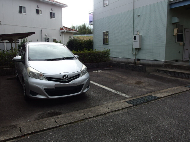 フラワーハイツの駐車場