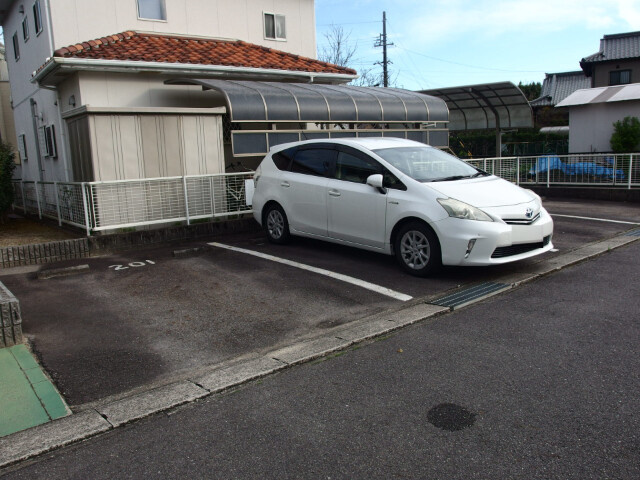 フラワーハイツの駐車場