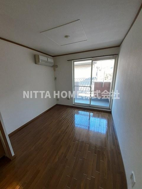 アタゴ・パインヒルズの居間・リビング|８．９帖のリビングルームに南東向きのバルコニー付き◇