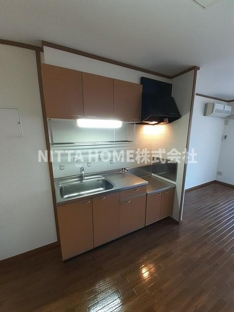 アタゴ・パインヒルズのキッチン|上下に収納がついているオープンタイプのキッチンです★