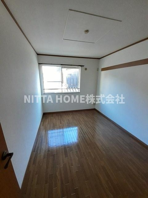 アタゴ・パインヒルズの内装|洋室は４．６帖と６帖の２部屋でそれぞれ独立しています◇