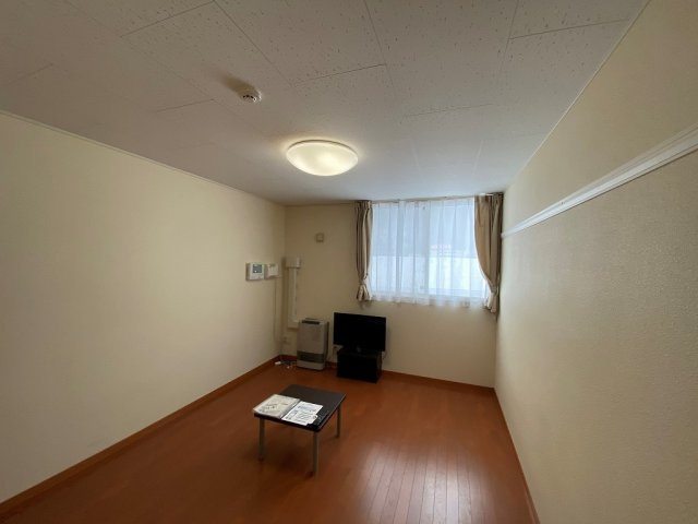 レオパレスハイツあいの居間・リビング|居室：１Fはフローリング　2Fは絨毯
