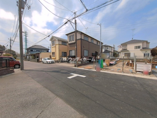 越谷市大泊1期　新築一戸建ての前面道路含む現地写真