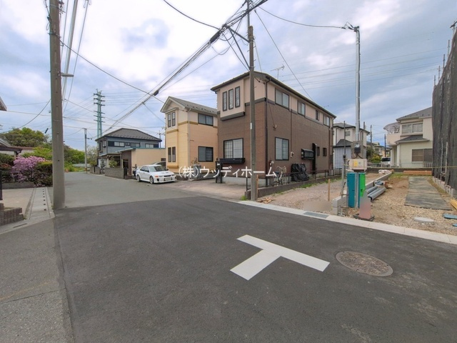 越谷市大泊1期　新築一戸建ての前面道路含む現地写真