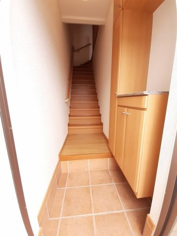 ジョーンティーヴィラ　　 刈谷市近郊の賃貸はクラスホームの玄関|収納もある玄関です