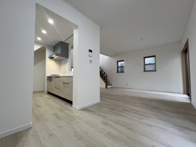 サンタウン星田北の居間・リビング|■白を基調とした清潔感のあるリビングです♪