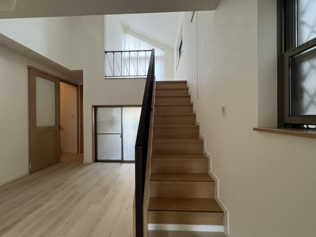 サンタウン星田北の洋室|■中2階に続く階段です♪