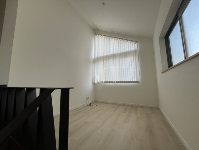 サンタウン星田北の洋室|■中2階です大きな窓から光がはいります♪