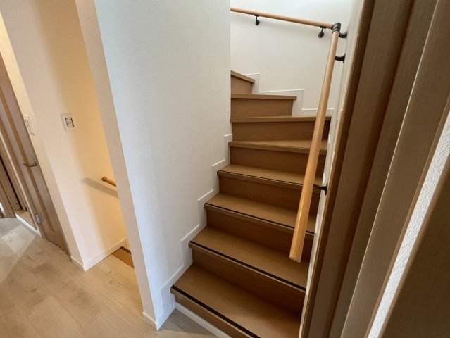 サンタウン星田北の内装|３階へと続く階段です♪