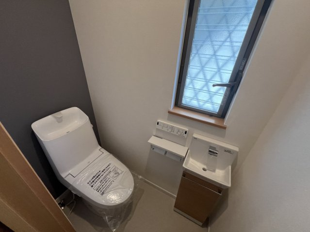 サンタウン星田北のトイレ|■1階トイレ手洗いキャビネット付きです♪