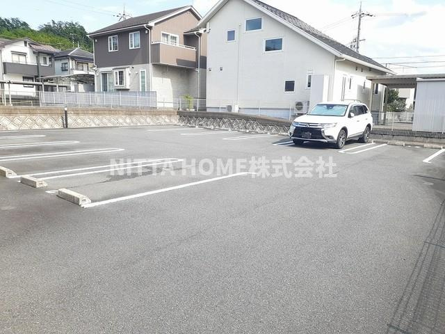 スカイヒルズコートの駐車場|駐車場は２台分の空きがあります☆