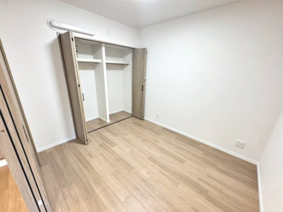 【洋室】 | コスモハイツ光明池A棟 | 【クローゼット】お部屋を広く利用するために必須なクローゼットが全室付いています♪もちろんお荷物を収納されても良しの勝手の良いクローゼットは嬉しいですね♪