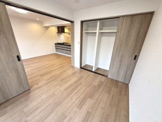 【収納】 | コスモハイツ光明池A棟 | 洋室とリビングを繋げてさらに広く使っていただけますよ！親戚や友人が集まった時に便利ですね♪