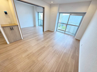 【居間・リビング】 | コスモハイツ光明池A棟 | ファミリーマートまで徒歩６分♪ココカラファインまで徒歩６分♪サンピアまで徒歩１０分♪ニトリまで徒歩１２分♪ジョーシンまで徒歩１１分♪お買い物に便利な立地ですね！