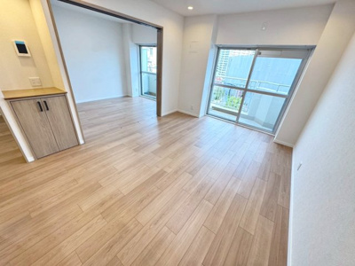 【居間・リビング】 | コスモハイツ光明池A棟 | ファミリーマートまで徒歩６分♪ココカラファインまで徒歩６分♪サンピアまで徒歩１０分♪ニトリまで徒歩１２分♪ジョーシンまで徒歩１１分♪お買い物に便利な立地ですね！