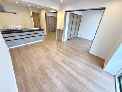 【居間・リビング】 | コスモハイツ光明池A棟 | 【ＬＤＫ約１３．９帖】大きな窓のあるリビングは、陽光あふれる明るい空間です♪居心地良く、ご家族皆がゆったり寛げる憩いの空間となりそうです♪