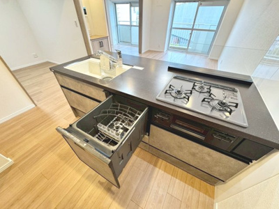 【キッチン】 | コスモハイツ光明池A棟 | 【使いやすいシステムキッチン新調】３口コンロですので、お料理の幅も広がりますね♪食器洗浄機付きですので後片付けも楽々ですよ！