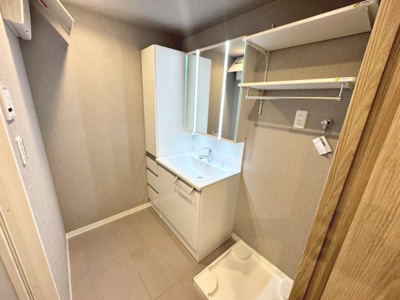 【独立洗面台】 | コスモハイツ光明池A棟 | 【洗面台新調】身だしなみを整えるのに重宝するシャワー付きの洗面台です♪洗面台に収納もあるため、整頓しやすいですね！