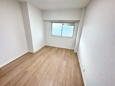 【洋室】 | コスモハイツ光明池A棟 | クロス張り替えております！綺麗な壁紙で部屋が明るく見えて気持ちも明るくなりますね♪