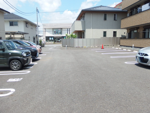 D-room井田の駐車場