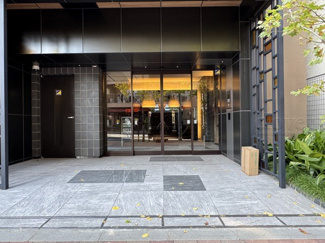 【エントランス】 | お客様を、そして住人を出迎えてくれるマンションのエントランス。ゴミが落ちていないことからも、管理状態の良さや住民の節度の高さが見て取れます。～即日のご見学可能～　お問合せはお気軽にどうぞ。