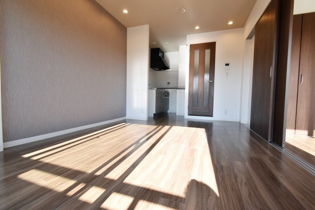 エメラルドオーシャン西宮の居間・リビング|別部屋　イメージ