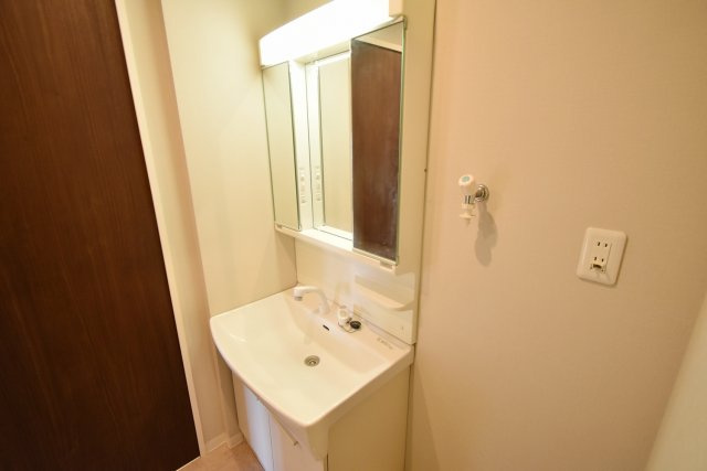 エメラルドオーシャン西宮の独立洗面台