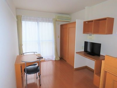 レオパレス御所の居間・リビング|カーテンやテーブル、テレビも備え付けです