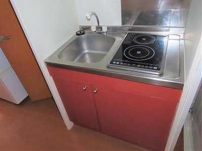 レオパレス御所のキッチン|2口の電気コンロまたはIHコンロとなります