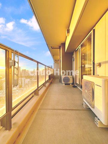 プラウドタワー東雲キャナルコートのバルコニー|【バルコニー】幅もあって、奥行きもあるゆとりのバルコニー。洗濯物を干したり乾かしたりだけでなく、ただ出てみるだけでも気持ちいいですよ。