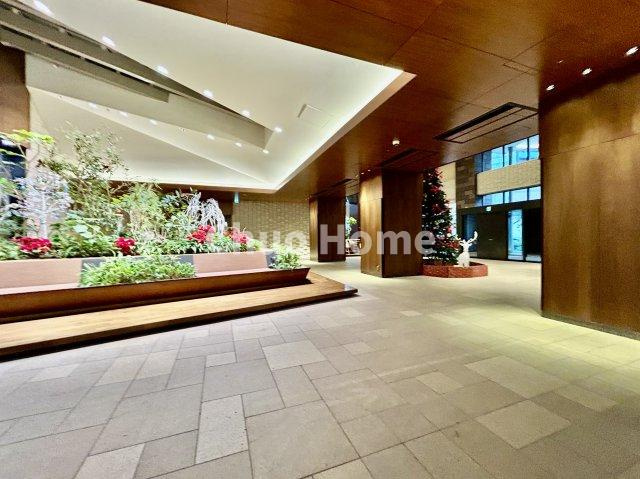 プラウドタワー東雲キャナルコートのエントランス|【エントランス】マンションのエントランスは、その物件の印象を決める、顔とも言える場所です。毎日通る場所ですからきれいなのが一番です。