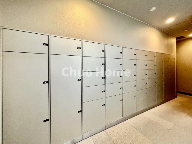 プラウドタワー東雲キャナルコートの設備|【宅配ボックス】在宅時・不在時に関わらず、居住者の代わりに非対面で宅配物を受け取ってくれる便利な設備です。わかりやすくご説明致しますので見学時にはお部屋だけではなく共用部分もぜひチェックしてください。