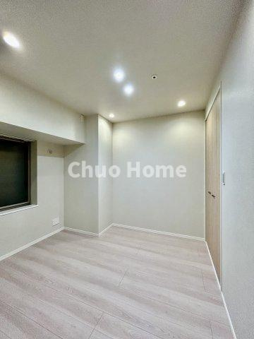 プラウドタワー東雲キャナルコートの寝室|【寝室】心と体をゆったりと安らげる主寝室。寝室のゆとりが大きい分だけ、暮らしの安らぎは深まります。一日の疲れを癒すだけでなく、ご夫婦の親密な語らいを紡ぎ出します