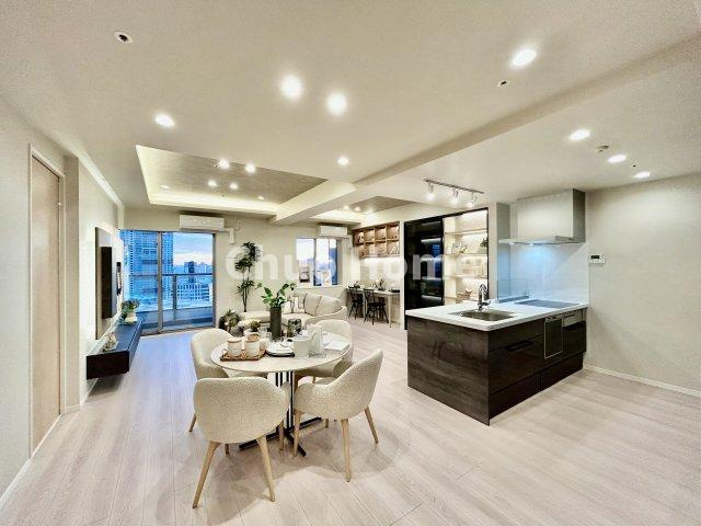 プラウドタワー東雲キャナルコートのキッチン|視界に広がりを生むオープンなキッチン。料理や片付けをしながら、家族との会話を楽しんだり、リビングで遊ぶ子どもを見守れます。ご見学時には家具の配置などもイメージしながらぜひご覧になって見て下さい。