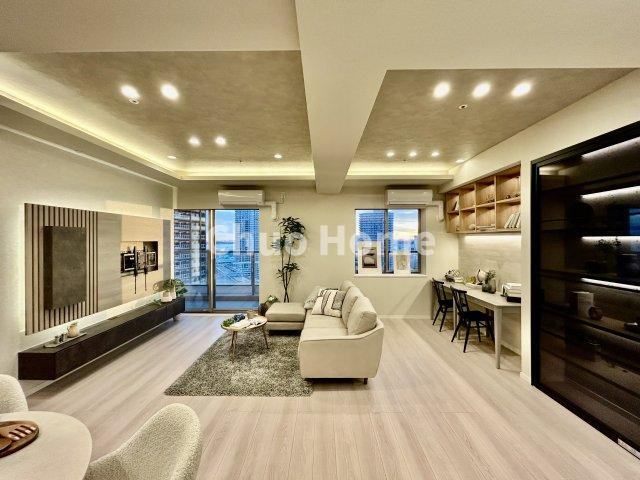 プラウドタワー東雲キャナルコートの居間・リビング|【リビングダイニング】一日の中で多くの時間を過すことになるリビングダイニングだからこそ、いつも穏やかな空間であることが必然。爽やかな通風と採光を存分に感じる事が出来る空間です。